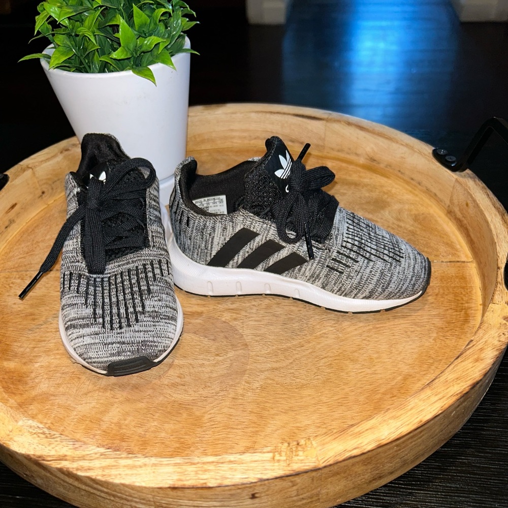 Tenis de toddler Adidas  size 8c nuevo